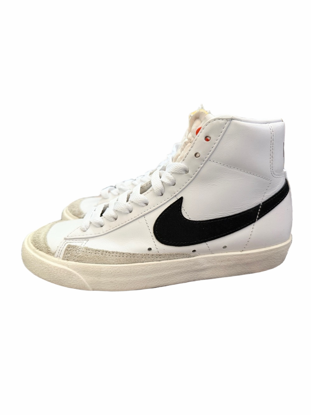 Nike is Women’s White Blazer Mid 77 Shoes Size 6.5